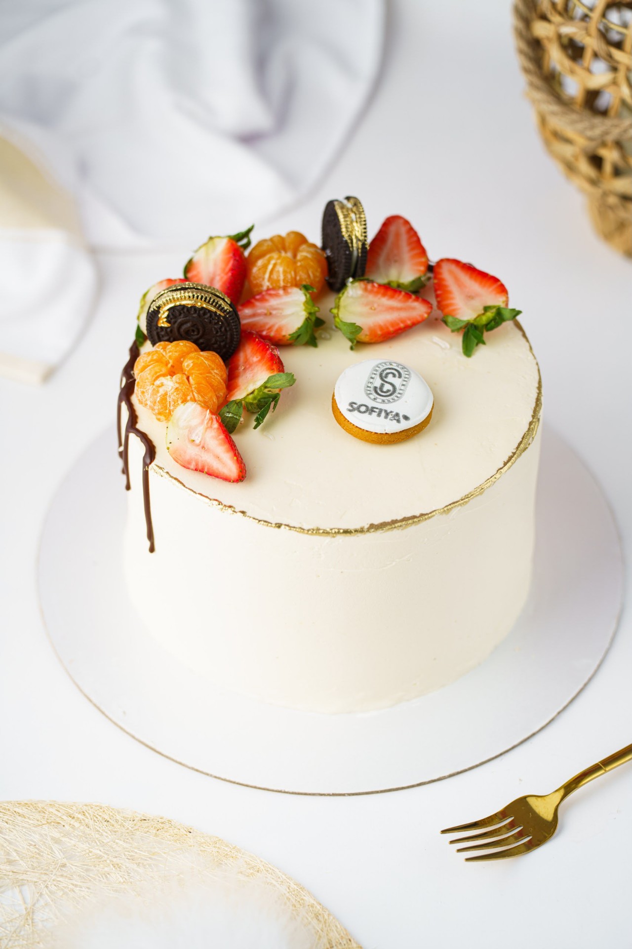 Фирменный торт SOFIYA с ягодами и логотипом